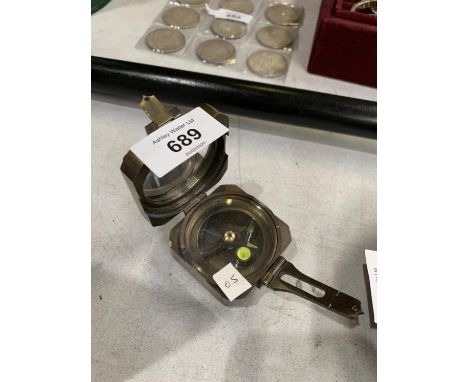A SMALL BRASS COMPASS 