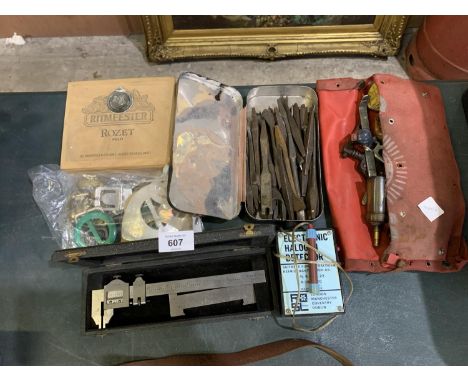A MIXED LOT OF VINTAGE TOOLS 
