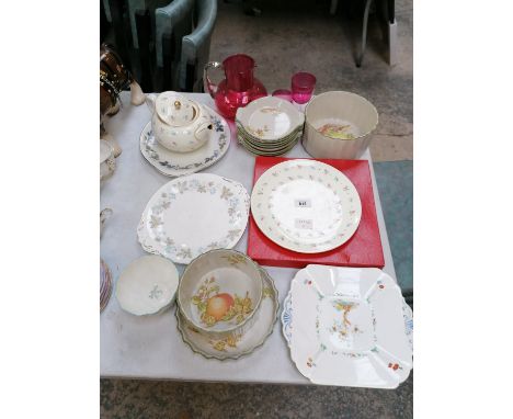 A MIXED COLLECTION OF CERAMICS TO INCLUDE PARAGON AND MIDWINTER POTTERY 