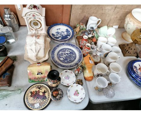 A MIXED GROUP OF ASSORTED CERAMICS TO INCLUDE CLOCK, CHEESE DOME ETC 