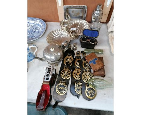 A COLLECTION OF ITEMS - CASED VINTAGE OPERA GLASSES, HORSE BRASSES, EPNS ITEMS ETC 