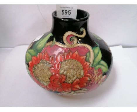 A TUPTON WARE CERAMIC FLORAL DESIGN VASE 