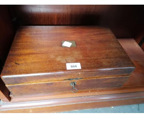 A VINTAGE OAK WRITING BOX WITH INNER FELT WRITING SURFACE, WITH KEY 