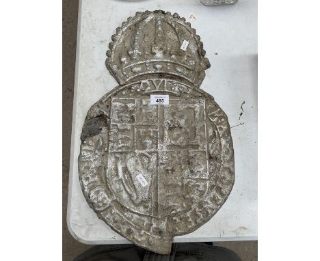 A MID TO LATE 17TH / EARLY 18TH CENTURY LEAD COAT OF ARMS 