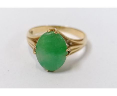 A LADIES 18CT YELLOW GOLD ORIENTAL JADE STONE RING, WEIGHT 3.8G 