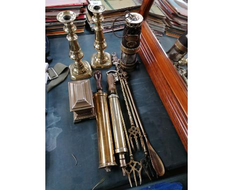 MIXED BRASS WARES TO INCLUDE MINERS LAMP, PAIR OF CANDLESTICKS, LIDDED CADDY BOX ETC 
