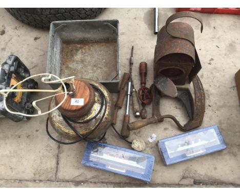 VARIOUS ITEMS TO INCLUDE A VINTAGE ROAD LAMP, SHOE LAST, SYTHE, FURTHER TOOLS ETC 