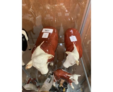 A COLLECTION OF BESWICK HEREFORD CATTLE CERAMIC MODELS TO INCLUDE BULL, COW AND CALF 