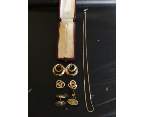 A selection of jewellery, to include a 9ct gold chain, a pair of cufflinks, stamped 585, a cased stick pin and four further j