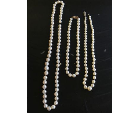 Three pearl necklaces, various lengths (3) 