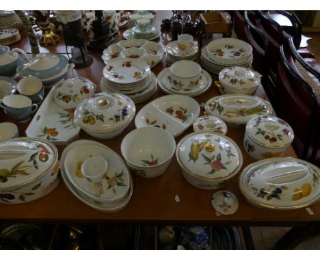 A collection of Royal Worcester Evesham pattern dinner wares 