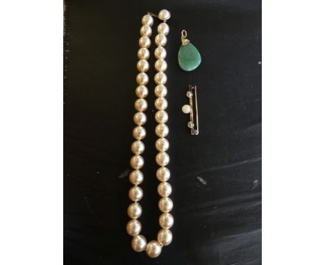 A 9ct gold aquamarine quartz pendant together with a strand of imitation pearls and an imitation pearl brooch (3) 
