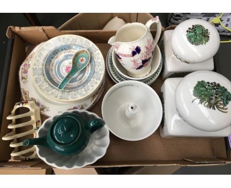 A mixed lot of ceramics to include Royal Worcester Evesham, Portmeirion Botanic Garden, ceramic jelly mould, Grimwade's the '