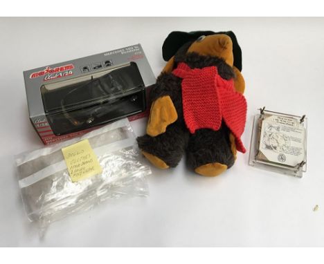 A mixed lot to include a boxed 1/24 scale metal Majorette Mercedes 500 SL model; a small flower press; and a Womble plush toy