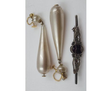 Hallmarked silver bar brooch set with an oval panel of Blue John, with a pair of 9ct gold mounted drop earrings (a/f). UK P&a