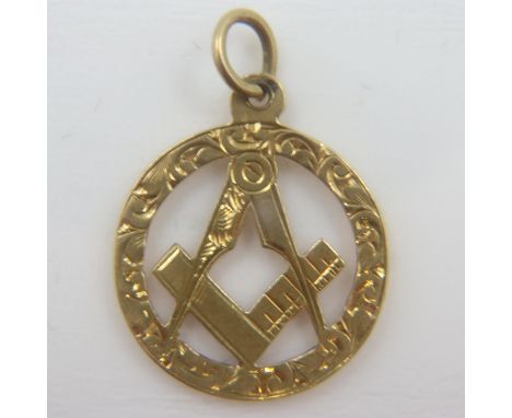 18ct gold circular Masonic fob, chased and featuring the Square &amp; Compass, 3.9g. UK P&amp;P Group 0 (£6+VAT for the first