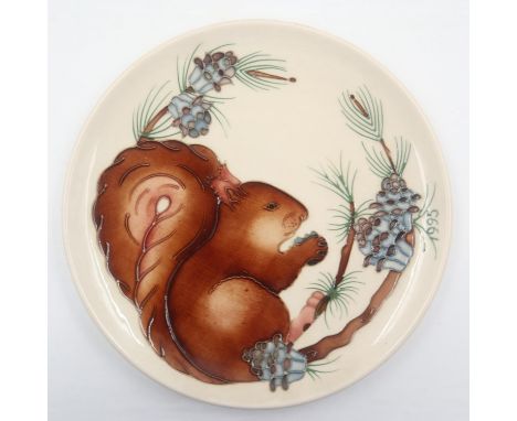 Moorcroft 1995 year plate in the Red Squirrel pattern, D: 22cm, boxed limited edition. UK P&amp;P Group 2 (£20+VAT for the fi