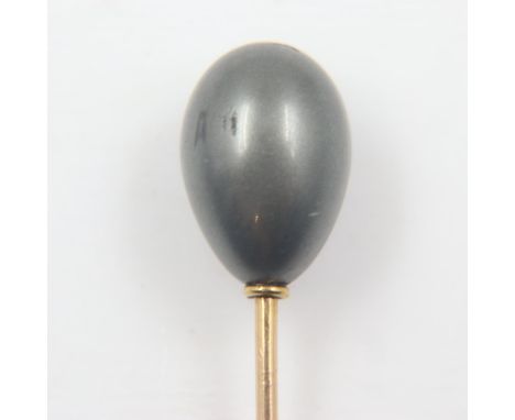 Grey pearl and unmarked gold stick pin, 2.0g. UK P&amp;P Group 0 (£6+VAT for the first lot and £1+VAT for subsequent lots)