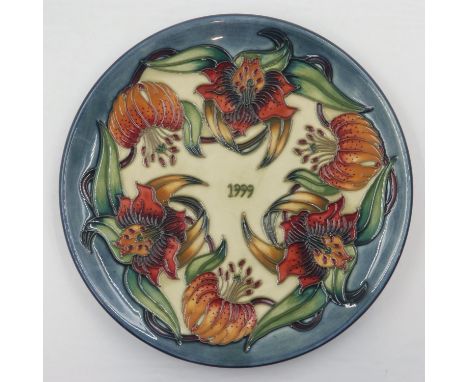Moorcroft 1999 plate in the Tiger Lily pattern, D: 22cm, boxed limited edition. UK P&amp;P Group 2 (£20+VAT for the first lot