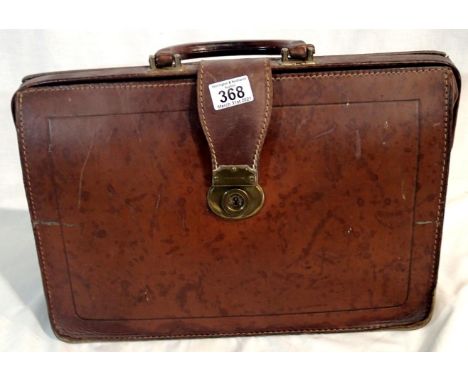 Vintage brown leather attache case. P&amp;P Group 2 (£18+VAT for the first lot and £3+VAT for subsequent lots) 