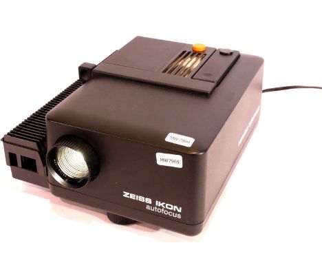 Zeiss Ikon Perkeo Compact Autofocus working slide projector with cable remote and slide cassette, in original packaging, good