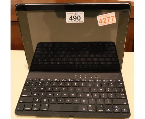 Apple iPad 32GB with a Jetech bluetooth keyboard case, no cable. Working at lotting up. P&P Group 1 (£14+VAT for the first lo