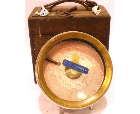 The Automatic Timing Clock Co, an oak cased pigeon clock with key, numbered 84294, D: 15 cm. P&amp;P Group 3 (£25+VAT for the