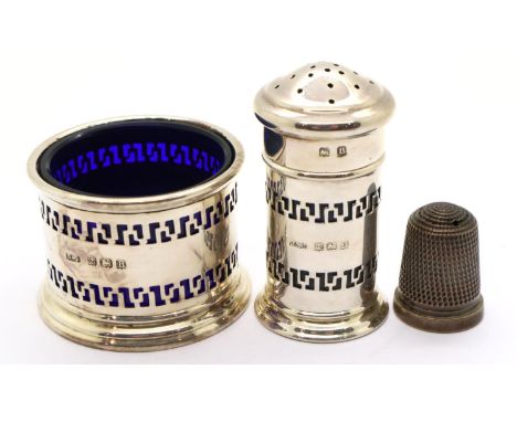 Hallmarked silver open salts and pepper pot, with a silver thimble, combined 18g. P&amp;P Group 1 (£14+VAT for the first lot 