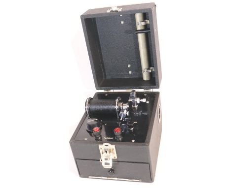 Vintage cased electric shock treatment machine in good condition. P&amp;P Group 3 (£25+VAT for the first lot and £5+VAT for s