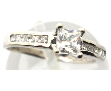 9ct white gold solitaire dress ring with stone set shoulders, size K, 1.4g. P&amp;P Group 1 (£14+VAT for the first lot and £1