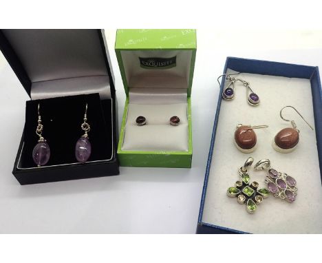 Mixed silver jewellery including garnet and amethyst examples. P&amp;P Group 1 (£14+VAT for the first lot and £1+VAT for subs