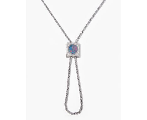 Opal-SautoirKurz, Zürich. 750 Weissgold. Massive Königskette mit rechteckigem Schieber, welcher 1 Opal-Triplette von ca. 22x1