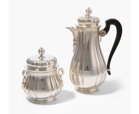 Cafetière und SucrierParis, 1851–79. Silber, tlw. innen vergoldet. Meistermarke Amélie Cardeilhac (Maison Cardeilhac). Birnfö