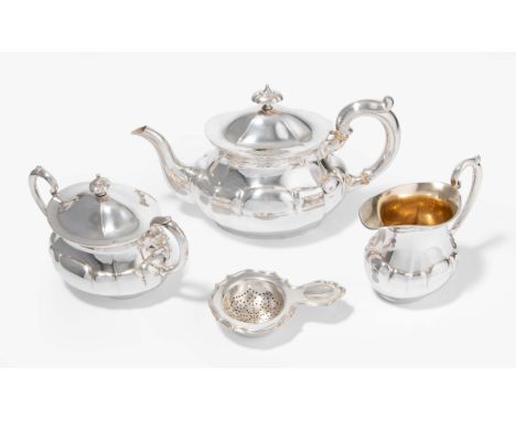 TeeserviceBremen, nach 1900. Silber, 3-teilig. Herstellermarke Koch & Bergfeld. Ovaler Korpus auf entsprechendem Stand, gewöl