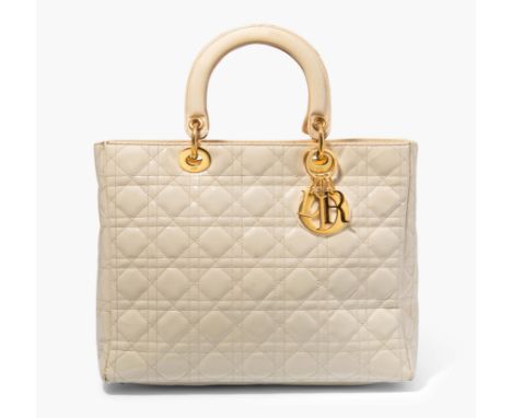 Christian Dior, Handtasche "Lady Dior"Aus weissem, gestepptem Lackleder. Goldfarbene Metallbeschläge. Zwei abgerundete Trageg
