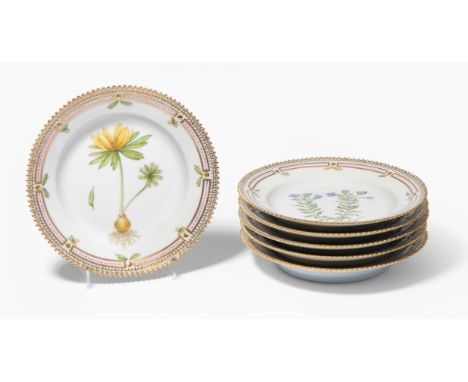 Royal Copenhagen, 6 Brotteller "Flora Danica"1966. Porzellan. Pflanzendarstellung in polychromer Aufglasurmalerei. Goldstaffi