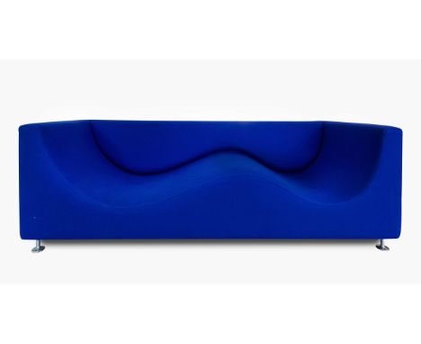 Jasper Morrison, Sofa "Three"(London 1959)Entwurf 1992 für Cappellini, Mailand. Stahlrohr, verchromt. Blauer Wollbezug. Herst
