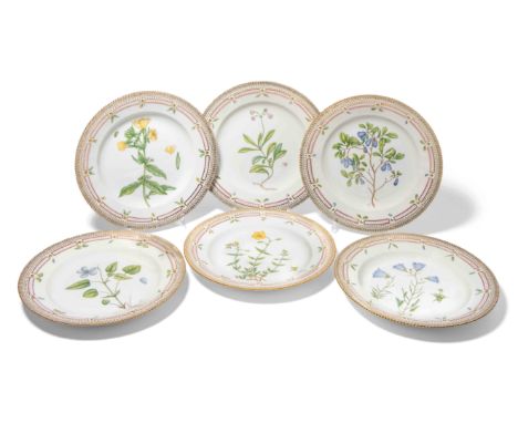 Royal Copenhagen, 6 Fleischteller "Flora Danica"1965–66. Porzellan. Pflanzendarstellung in polychromer Aufglasurmalerei. Gold