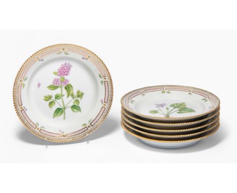 Royal Copenhagen, 6 Salatteller "Flora Danica"1965–66. Porzellan. Pflanzendarstellung in polychromer Aufglasurmalerei. Goldst