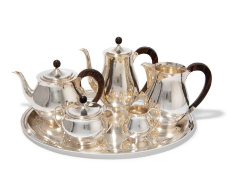 Kaffee-/TeeserviceSchaffhausen, 1920er Jahre. Silber, gehämmert, 6-tlg. Herstellermarke Jezler. Birnförmiger Korpus auf runde
