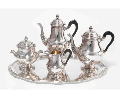 Kaffee-/Teeservice, Paris 1913–24Silber, 5-teilig. Meistermarke Gombert & Bibollet. Runder Stand, darüber gebauchter Korpus m