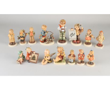 Lot of 15 Hummel figures.&nbsp;goebel.&nbsp;Various.&nbsp;Dimensions: 14 - 6 cm.&nbsp;In good condition.
