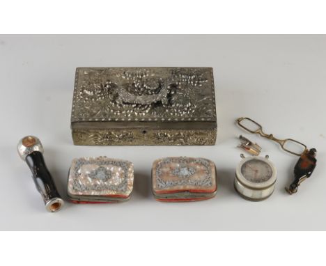 Lot of various antiques (6x).&nbsp;Consisting of: Mother of pearl glued clock.&nbsp;Handgrip, wood, plated + mother-of-pearl.