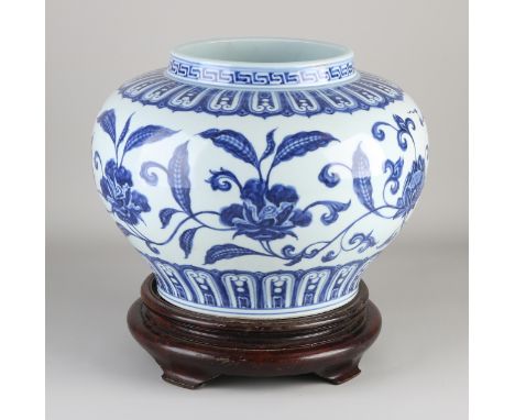 Large Chinese porcelain vase with signature + floral decor.&nbsp;With wood-carved console.&nbsp;Dimensions: 24 x Ø 29 cm.&nbs