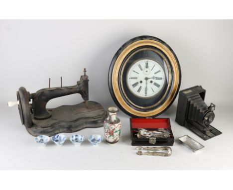 Lot of miscellaneous, old/antique.&nbsp;Consisting of: wall clock, sewing machine, Chinese porcelain, camera Ernemann Dresden