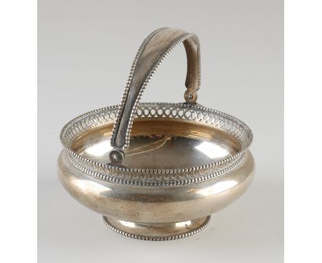 Silver bowl, 833/000, round spherical model, placed on a round base with pearl rim.&nbsp;Equipped with an edge with oval sawi
