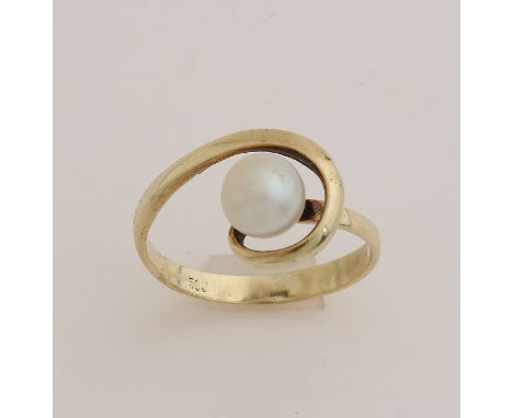 Yellow gold ring, 585/000, with pearl.&nbsp;Fantasy ring in the middle set with a cultured pearl, ø 7 mm.&nbsp;ø 56. In good 