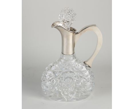 Beautiful crystal decanter with star-shaped cut, with silver handle and pouring neck, 800/000.&nbsp;MT.: Herman Behrnd, Dresd