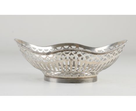 Silver bonbon basket, 835/000, oval contoured model with sawn crescent and bars decor.&nbsp;Equipped with a pearl rim and pla