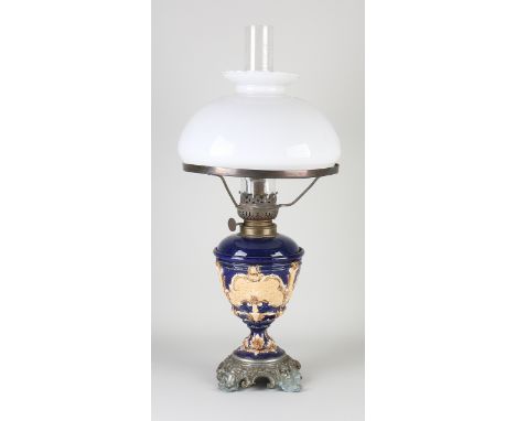 Antique majolica kerosene lamp.&nbsp;Circa 1890. Majolica shards glued.&nbsp;Dimensions: H 55 cm.&nbsp;In decent shape.